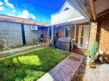 Casa · 150m² · 4 Ambientes · 2 Cocheras · Hermosa Casa 4 Amb con Parque y Piscina. Suite, Cochera Para 2 Autos. No Te Pierdas Esta Oportunidad