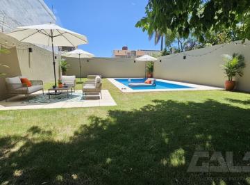Casa · 219m² · 5 Ambientes · 1 Cochera · Casa 4 Dorm. y Pileta en Castelar Centro - Impecable