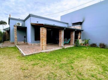 Casa · 145m² · 4 Ambientes · 1 Cochera · Muy Linda Casa de 4 Ambientes Estilo Colonial con Ladrillos Vista Desarrollada Toda en Planta Baja