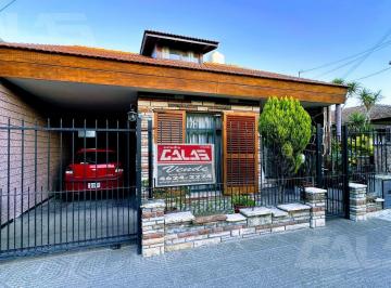 Casa · 183m² · 5 Ambientes · 1 Cochera · Chalet de 5 Amb. Excelente Zona y Muy Buen Fondo Libre