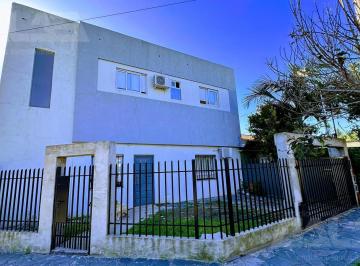 Casa · 165m² · 4 Ambientes · 1 Cochera · Casa Minimalista de 4 Amb con Local Totalmente Independiente