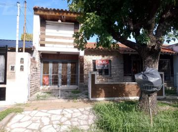 Casa · 120m² · 6 Ambientes · 2 Cocheras · Chalet Multifamiliar con Amplio Jardin y Cocheras