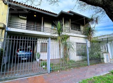 Casa · 270m² · 5 Ambientes · 2 Cocheras · Muy Buen Chalet de 5 Ambientes en Excelente Estado y en Excelente Zona de Castelar