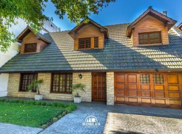 Casa · 330m² · 5 Ambientes · Chalet en El Tradicional Entorno del Barrio Los Troncos