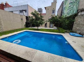Casa · 189m² · 3 Ambientes · 2 Cocheras · Casa con Quincho y Piscina en Venta en Caseros