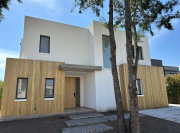 Casa · 240m² · 7 Ambientes · Casa en Venta en Laguna Grande, Villanueva, Tigre