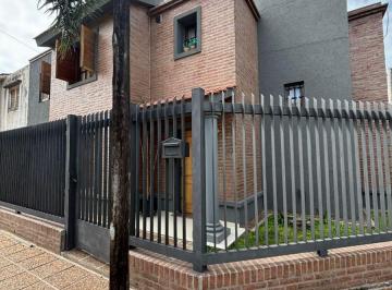 Casa de 4 ambientes, Córdoba · Casa en Venta en Nuevo Poeta Lugones | 3 Dorm., Pileta y Galería con Asador