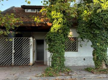 Casa de 4 ambientes, Vicente López · Chalet en 2 Plantas Para Reciclar con Jardín