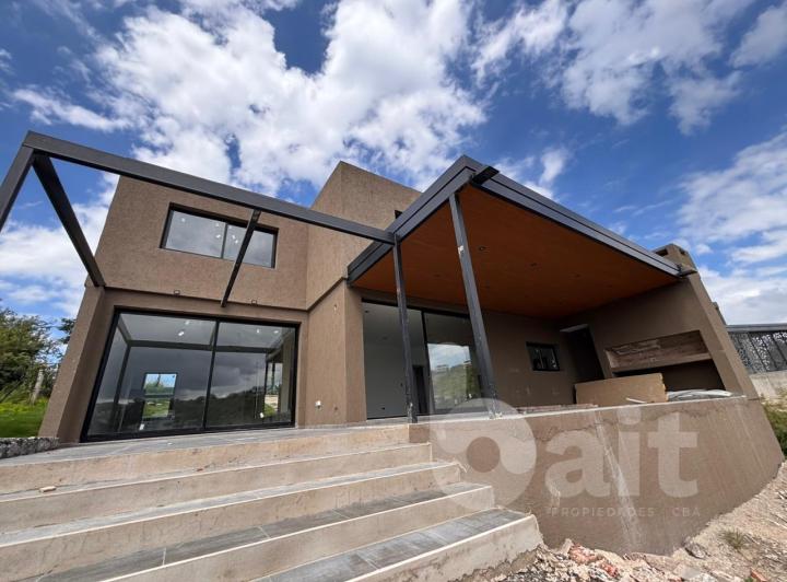 Casa · 330m² · 8 Ambientes · 2 Cocheras