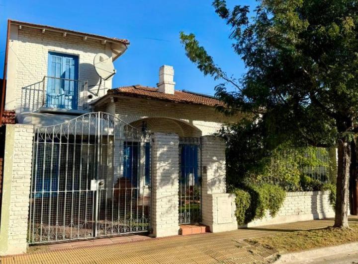 Casa · 180m² · 5 Ambientes · 2 Cocheras