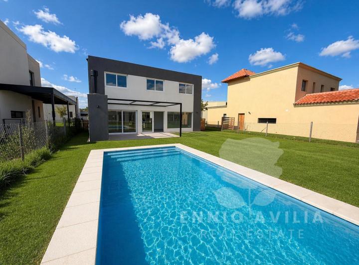 Casa · 135m² · 5 Ambientes · 2 Cocheras