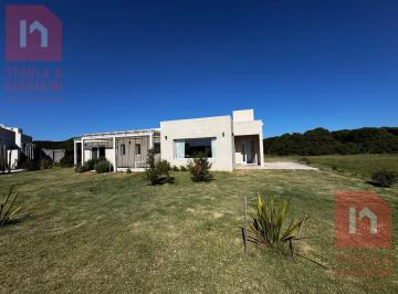 Casa · 153m² · 4 Ambientes · 1 Cochera · Casa de 4 Ambientes, Funcional, Luminosa y Lista Para Disfrutar en Miramar Links.