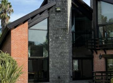 Casa · 460m² · 5 Ambientes · 1 Cochera · Casa en Venta - 3 Dorm. 6 Baños - Campos de Álvarez