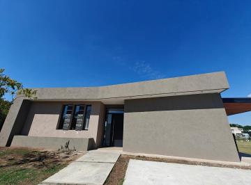 Casa · 196m² · 4 Ambientes · 3 Cocheras · Casa con Pileta y Fondo Verde en Pilar del Este Santa Elena