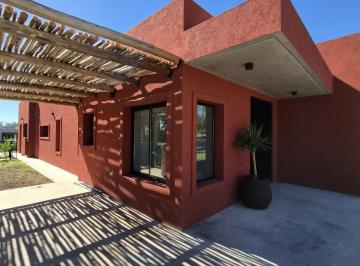 Casa · 159m² · 5 Ambientes · 2 Cocheras · Venta en Santa Sofia, Pilar del Este, Zelaya. Excelente Construcción.