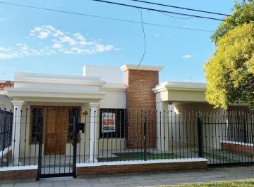 Casa de 8 ambientes, Córdoba · Poeta Lugones 3 Dorm, Patio, Quincho, Depto C/baño