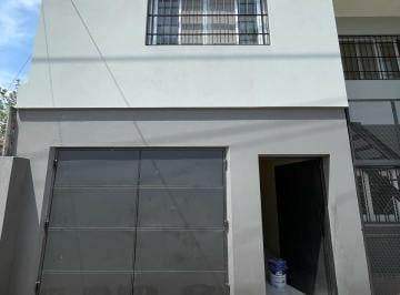 Casa · 60m² · 4 Ambientes · 1 Cochera · Casa - Oeste