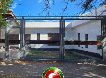 Casa · 221m² · 5 Ambientes · 2 Cocheras · Casa de Tres en Venta
