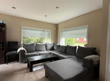 Casa · 47m² · 3 Ambientes · 1 Cochera · Venta de Casa de 3 Ambientes en Barrio Las Lomas
