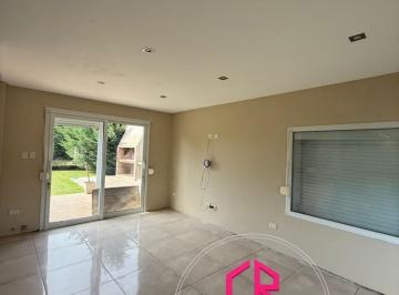 Casa · 47m² · 3 Ambientes · 1 Cochera · Venta de Casa de 3 Ambientes en Barrio Las Lomas