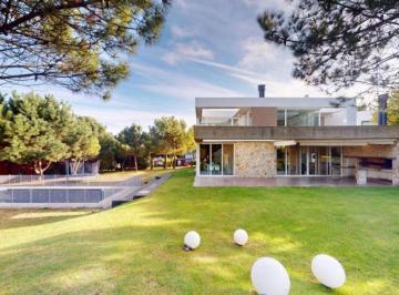 Casa de 5 ambientes, Costa Esmeralda · Casa con 4 Dorm. en Venta Sobre Lote de 2014 m² en Consta Esmeralda
