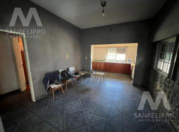 Casa · 313m² · 4 Ambientes · 5 Cocheras · Casa con Pileta y Galpón Al Frente a Refaccionar en Wilde, Avellaneda