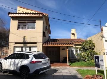 Casa · 200m² · 5 Ambientes · 2 Cocheras · Casa en Venta - 4 Dorm. 2 Baños - 200 m² - Castelar