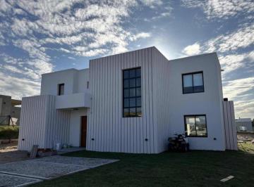 Casa · 151m² · 5 Ambientes · Casa en Venta - 4 Dorm. 5 Baños - Pinamar