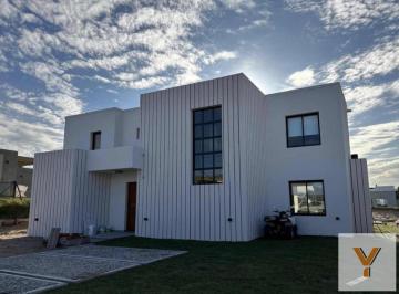 Casa · 151m² · 5 Ambientes · Casa en Venta - 4 Dorm. 5 Baños - Pinamar