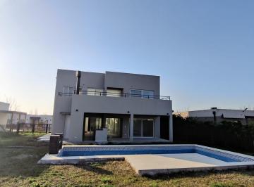 Casa · 300m² · 5 Ambientes · 4 Cocheras · Casa con Pileta en Pilar del Este Santa Guadalupe