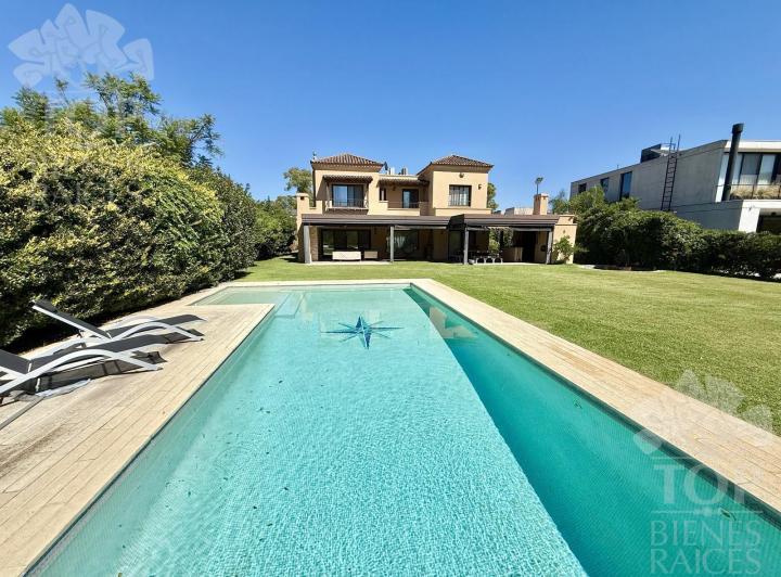 Casa · 292m² · 7 Ambientes · 2 Cocheras