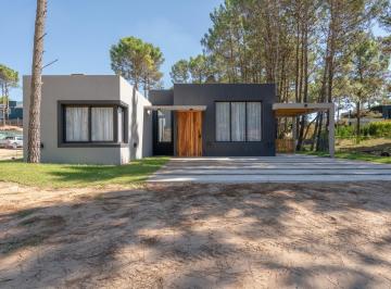Casa · 210m² · 4 Ambientes · 1 Cochera · Casa en Venta Barrio Pioneros Pinamar