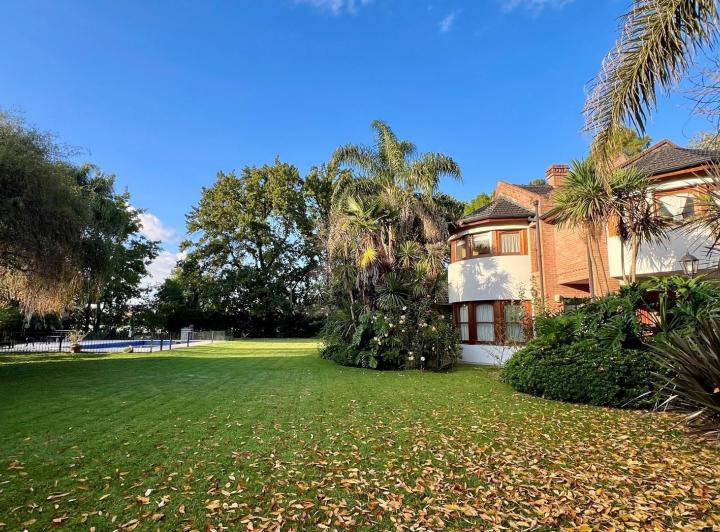 Casa · 320m² · 7 Ambientes · 1 Cochera