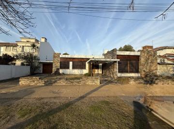 Casa de 5 ambientes, Ituzaingó · Casa con Pileta en Venta en Castelar