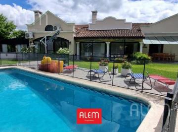 Casa · 350m² · 8 Ambientes · 2 Cocheras · Casa de 4 Dorm. en Venta en El Ombú | Gran Lote a Golf