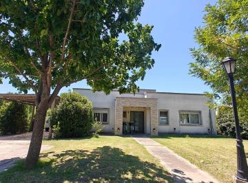 Casa · 162m² · 5 Ambientes · 4 Cocheras · Casa con Escritorio en Pilar del Este Santa Guadalupe