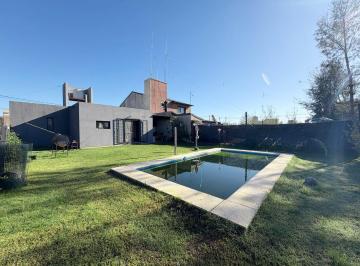 Casa · 76m² · 3 Ambientes · 2 Cocheras · Venta Casa Dos Habitaciones con Pileta.