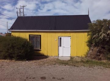 Casa de 4 ambientes, Puerto Deseado · Propiedad en Esquina con Amplio Lote y Potencial Comercial – Puerto Deseado