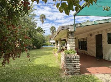 Casa · 140m² · 6 Ambientes · 1 Cochera · Casa con Pileta y Quincho Sobre 2 Lotes con Salida a 3 Calles
