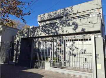 Casa de 4 ambientes, Lomas de Zamora · Amplia y Cómoda Propiedad Sobre Colombres Al 900