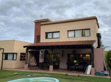 Casa · 228m² · 4 Ambientes · 2 Cocheras · Impecable Propiedad de 4 Ambientes con Piscina. Arenas del Sur.