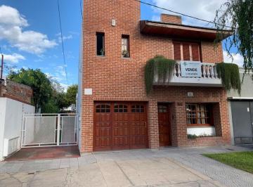 Casa de 5 ambientes, La Plata · Casa en Venta en Los Hornos 64 135 y 136 de Tres Dorm.