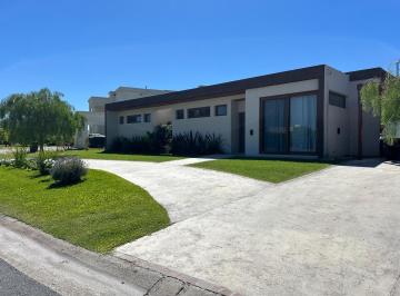 Casa · 210m² · 4 Ambientes · 3 Cocheras · Casa en Venta en San Sebastian con Financiación