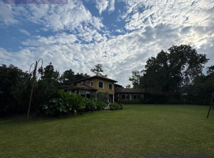 Casa · 1800m² · 6 Ambientes · 2 Cocheras