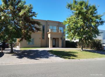 Casa · 238m² · 6 Ambientes · 3 Cocheras · Alquiler Haras Santa Maria Barrio El Molino Sur