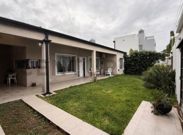 PH · 60m² · 2 Ambientes · 2 Cocheras · Casa Tipo PH de 1 Dormitorio, Dos Ambientes, San Carlos, La Plata, Buenos Aires.