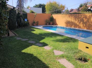 Casa · 231m² · 6 Ambientes · 2 Cocheras · Chalet Reciclado 5 Dorm., Jardín Piscina, Cochera X 2. Impecable.