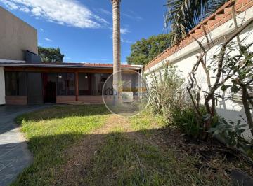 Casa · 140m² · 4 Ambientes · 2 Cocheras · Se Vende Casa Cuatro Ambientes, Cochera Doble, Quincho (Banfield)