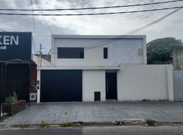 Casa de 5 ambientes, Lomas de Zamora · Excelente Casa Estilo Minimalista 3 Dorm. Garaje, Quincho y Piscina