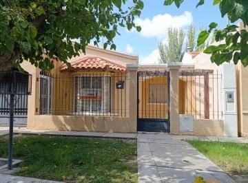 Casa · 294m² · 3 Ambientes · Venta de Hermosa Casa con Quincho - San Martin (Centro), Mza.
